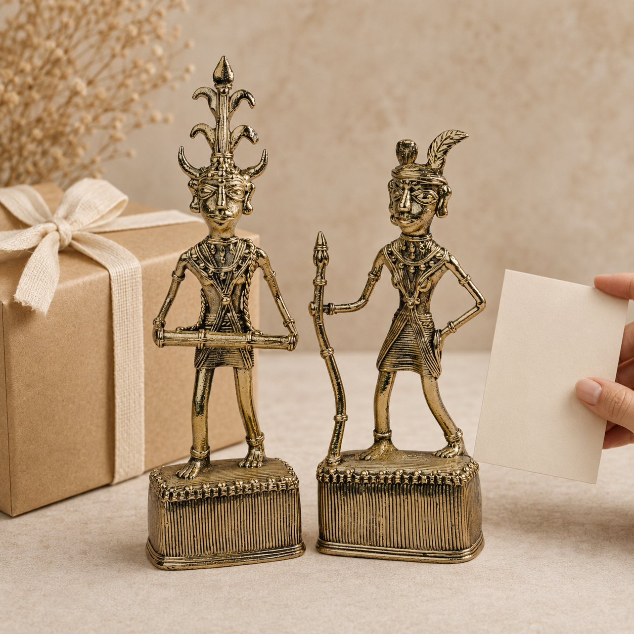Dhokra Madia-Madin two-figure set beside a kraft gift box and blank note card for scale