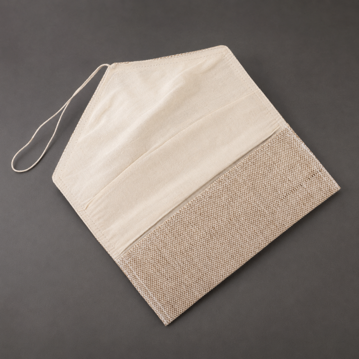 Close view of the jute weave, cotton lining, stitching, and pockets