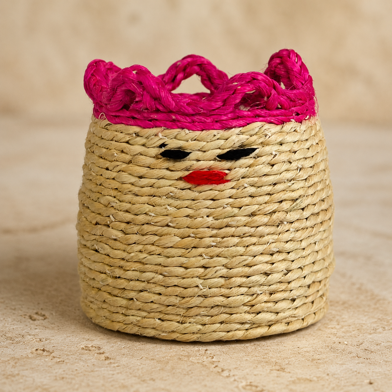Close view of the coiled sisal fibre, stitched face and magenta braided rim