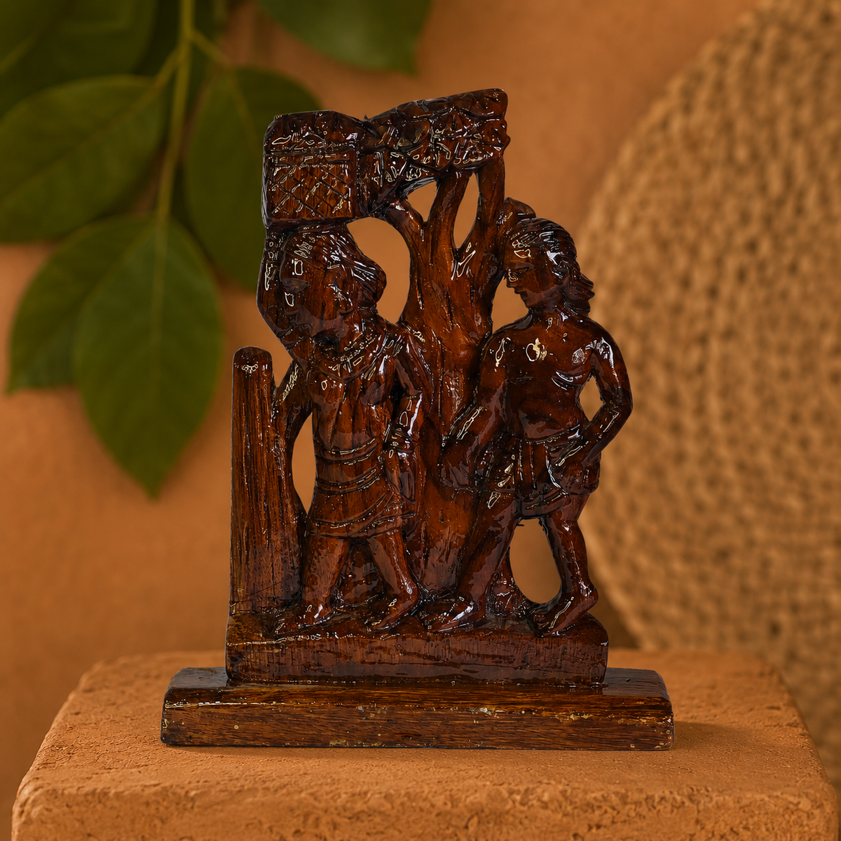 Hand-carved Madia-Madin tribal couple sculpture in an ochre Bastar craft editorial setting